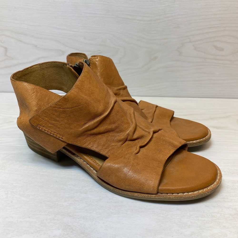 Sofft Womens 7.5M Sandal Shootie Ruched Tan Leather Open Toe Low Block Heel Boho